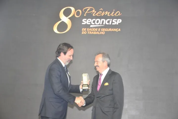 Entrega do troféu no palco - 8º Prêmio Seconci-SP com a ENGECON