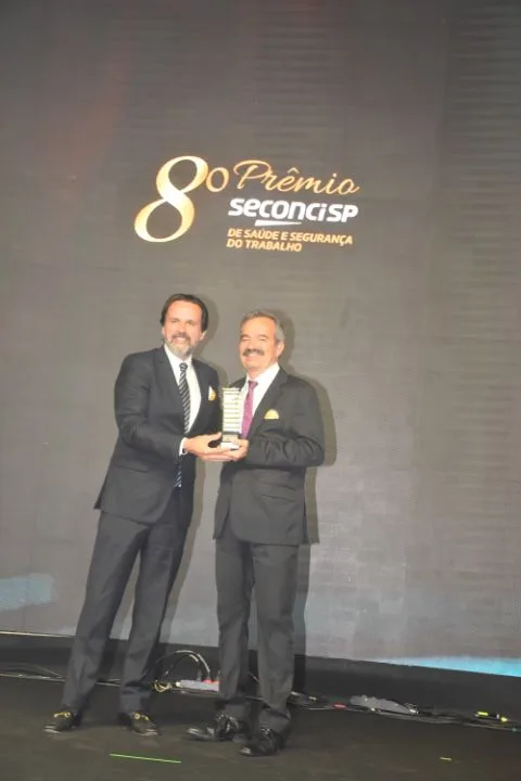 Premiação no palco do evento - 8º Prêmio Seconci-SP com a ENGECON
