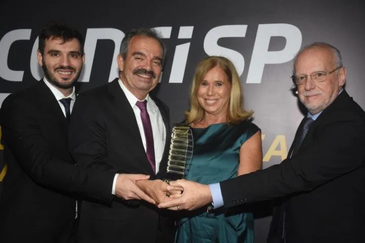Celebração com o troféu - 8º Prêmio Seconci-SP com a ENGECON